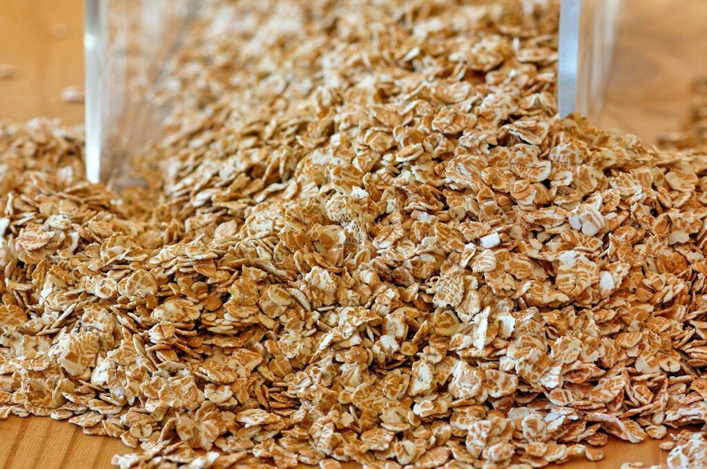 cuenco con avena sobre la mesa