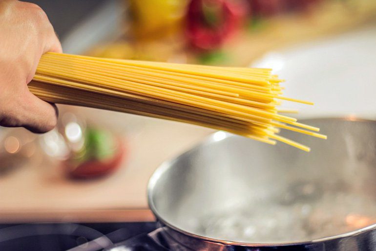 cocinando pasta