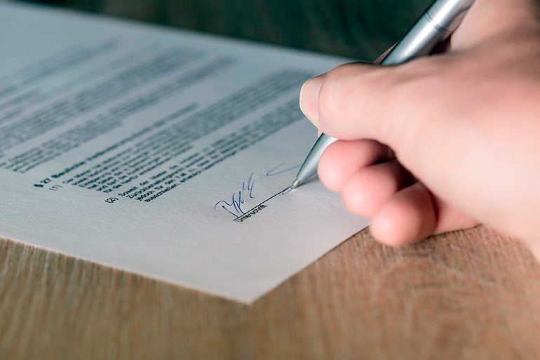 firma de contrato de adopción
