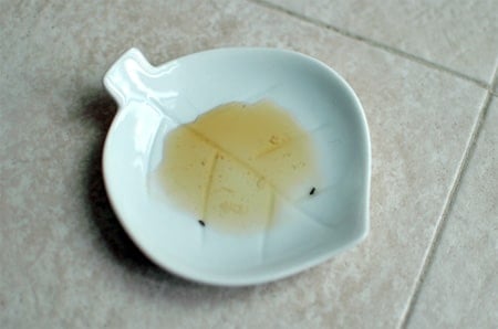 plato con agua y vinagre